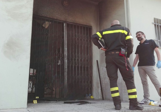 Attentato con bombole incendiarie alla sede Pd della Madonnina